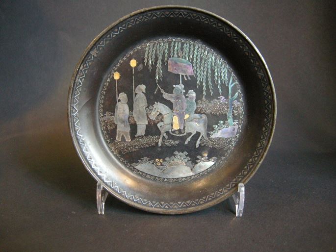 Small Chinese tray circular in &quot;lac burgauté&quot; inlaid mother of pearl and gold | MasterArt